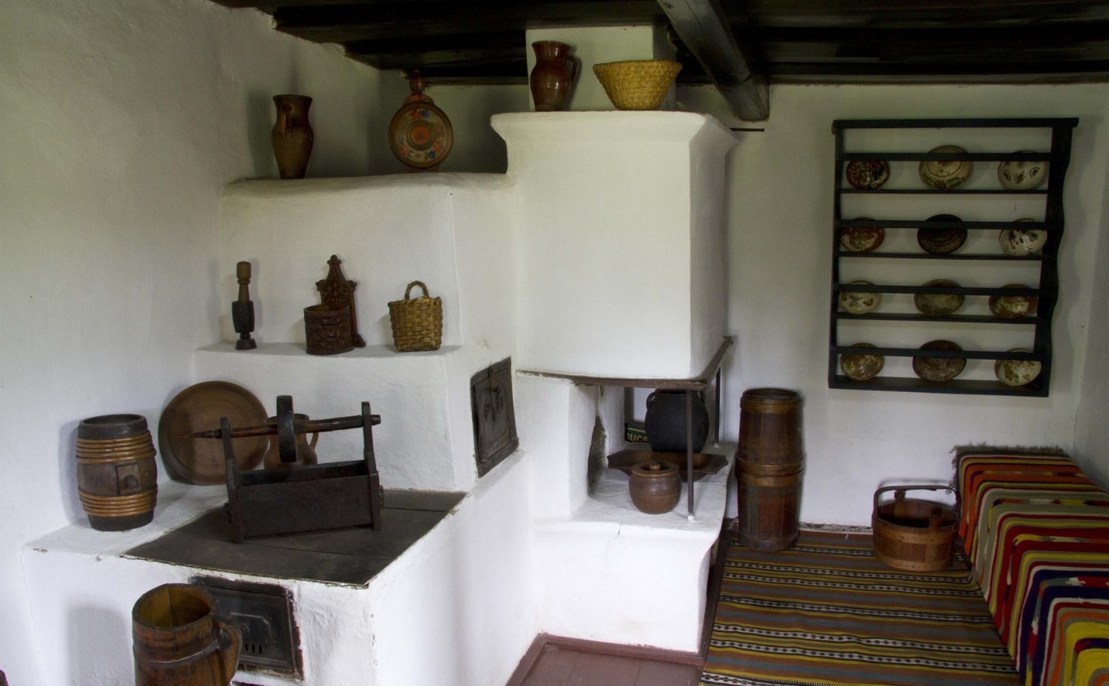 Interior tradițional bucovinean cu ceramică și țesături populare
