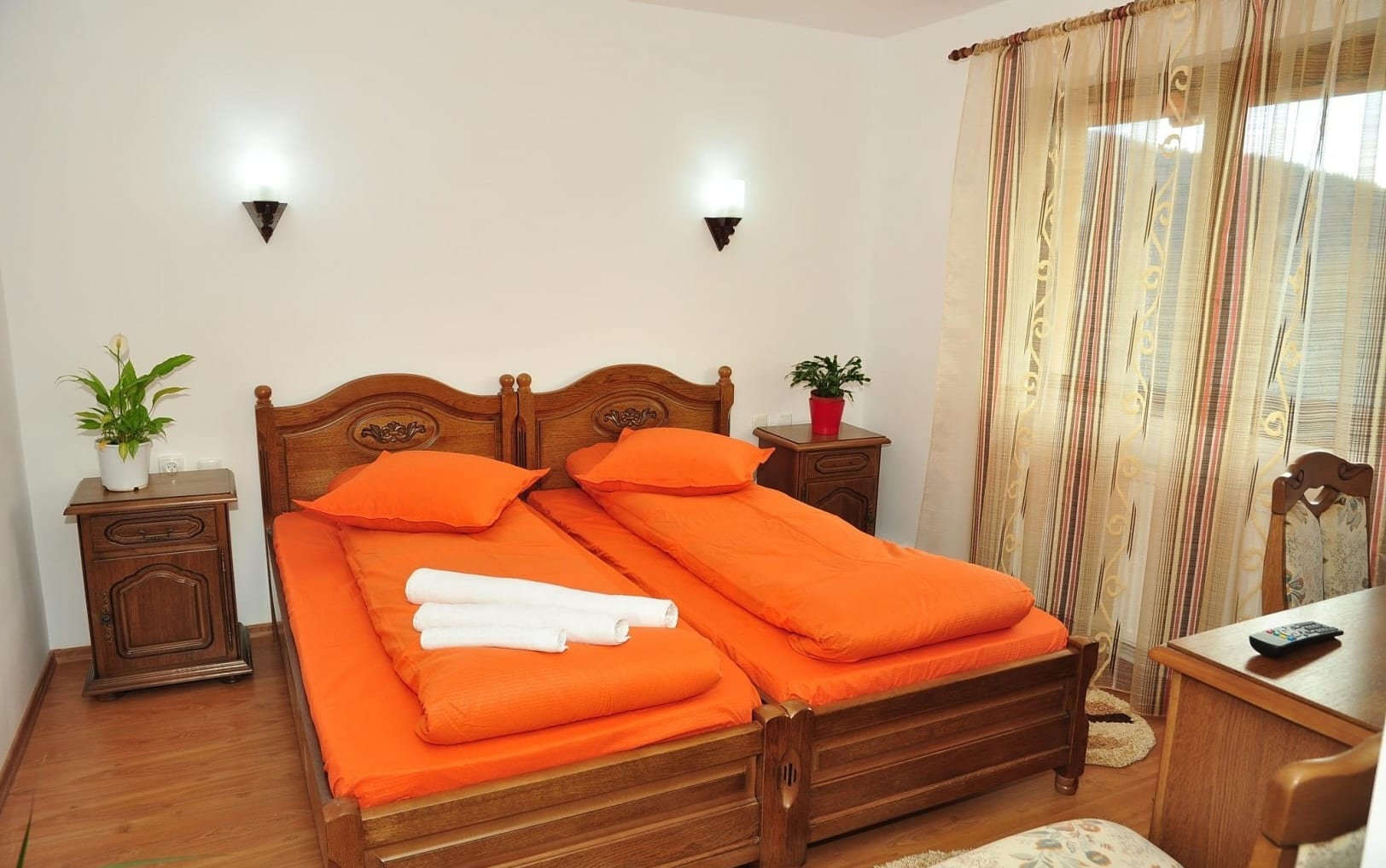 Cameră dublă cu paturi și mobilier din lemn masiv