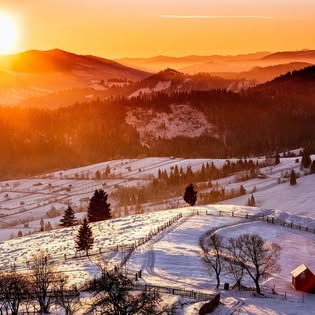 Peisaj de iarnă din Bucovina, cu apus de soare peste dealuri înzăpezite